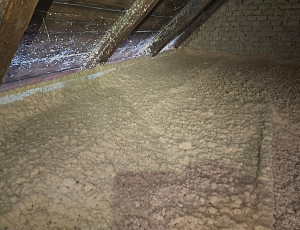 Zateplení stropu rodinného domu pomocí foukané izolace